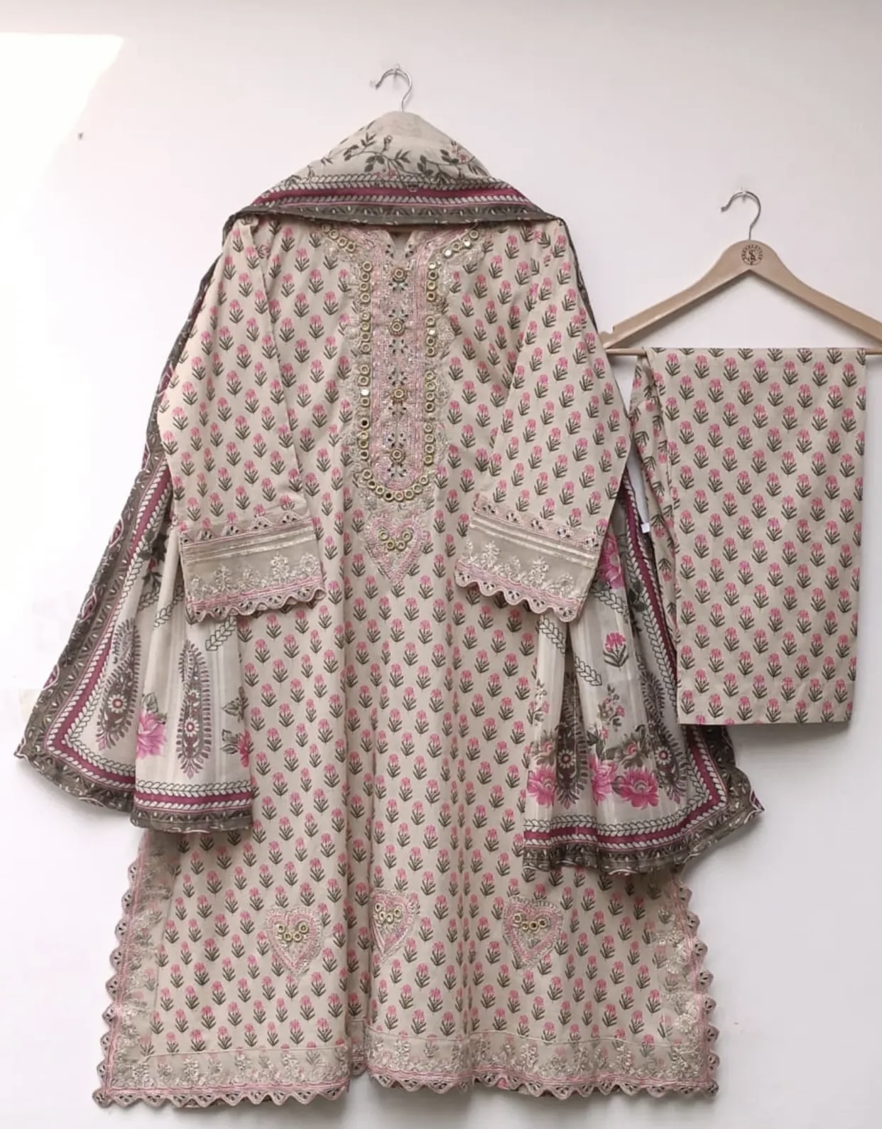 Pink Floral Embroidered 3-Piece Lawn Suit – Summer luxury collection